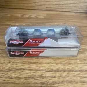 N-SCALE LOT OF 2 Covered Hopper, 3-Bay NOS InterMountain Railway Co.  Read